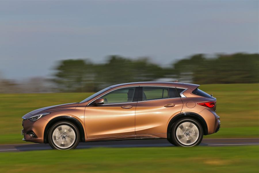  Infiniti Q30 2.2d AWD 2016 года  (UK) (фото 16 из 27)